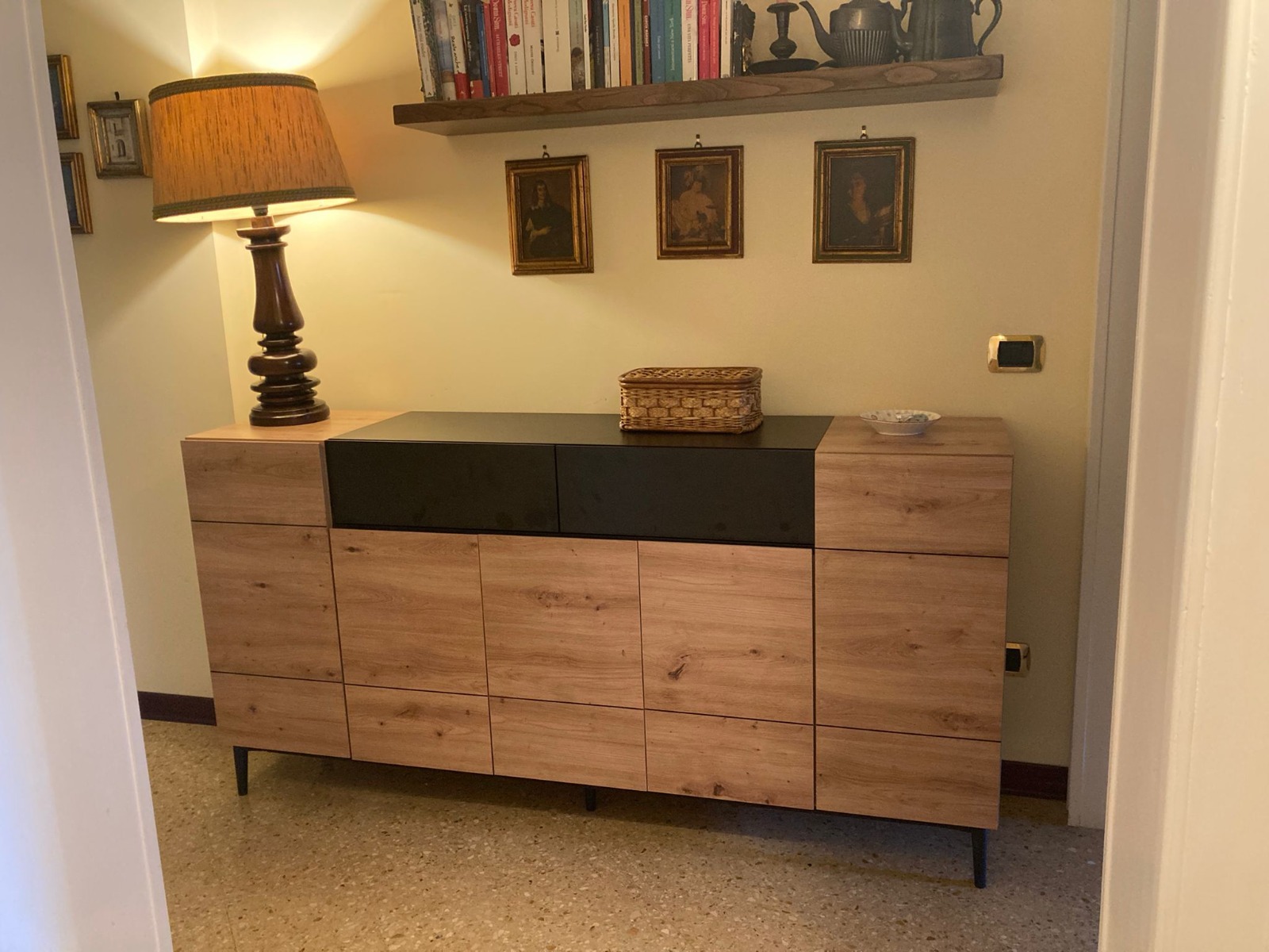 Conveniente Madia moderna Glesborg con 5 ante e 2 cassetti in finitura Rovere e Nero carbone