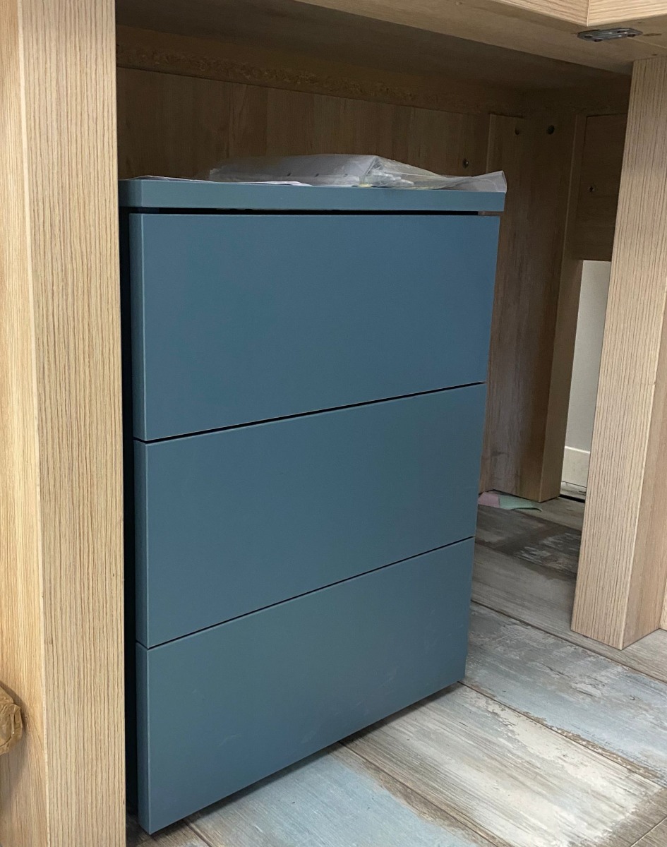 Conveniente Coppia di comodini moderni a 3 cassetti, finitura Petrolio