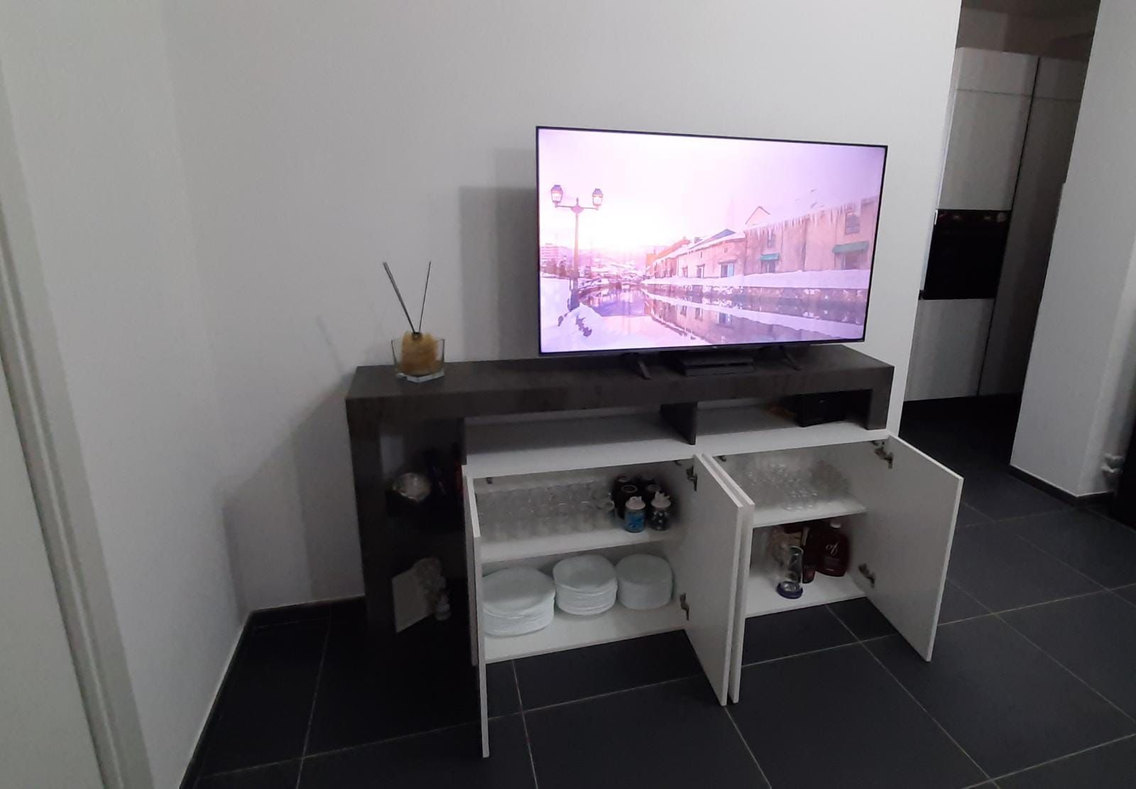 Credenza Madia a 4 ante con un ripiano in finitura bianco laccato lucido e ossido