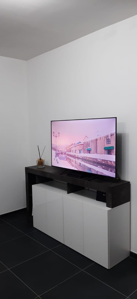 Credenza Madia a 4 ante con un ripiano in finitura bianco laccato lucido e ossido