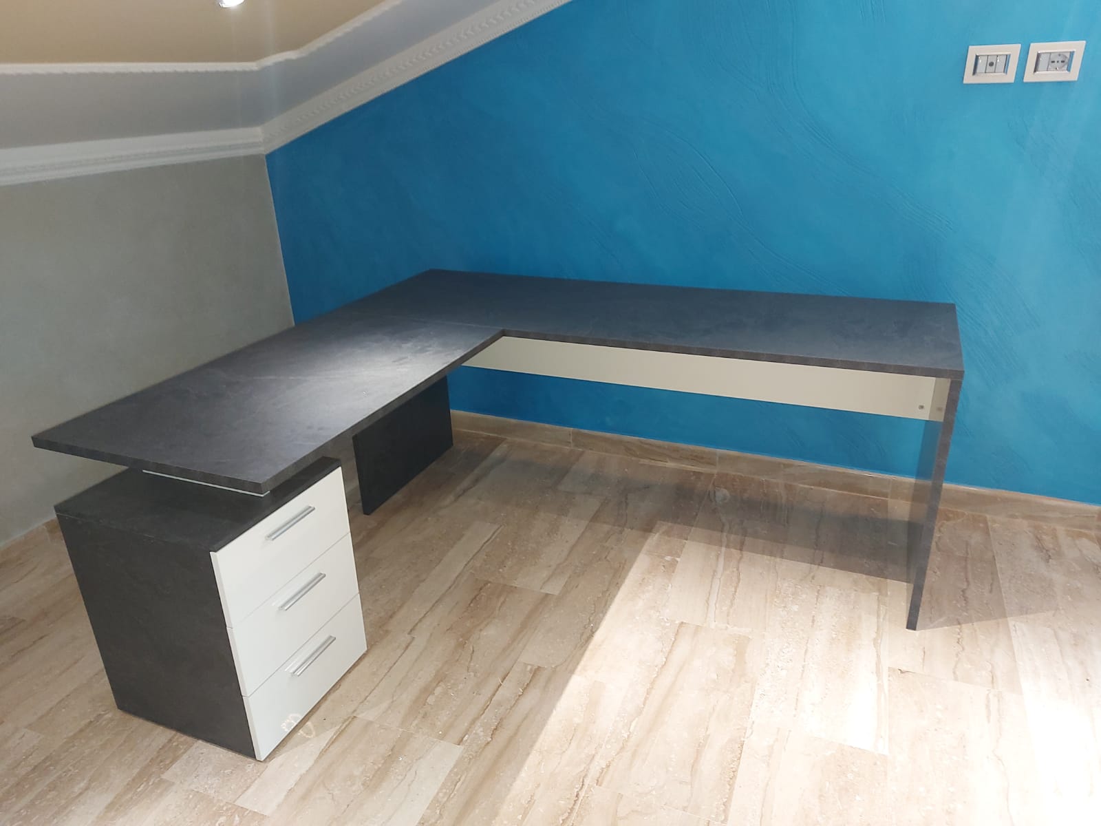 Capiente Scrivania moderna ad angolo con cassettiera in finitura Antracite e Bianco lucido 