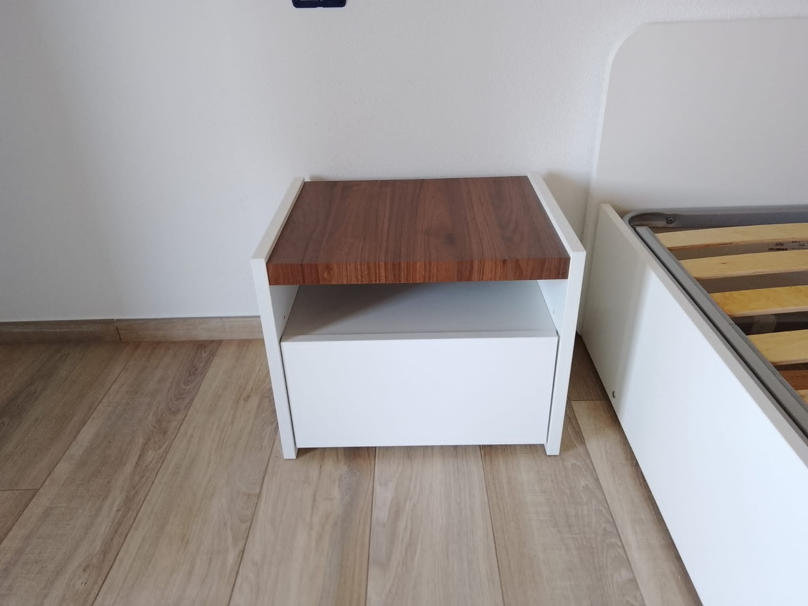 Conveniente Coppia di comodini finitura Bianco Opaco e Noce Dark, guide ammortizzate