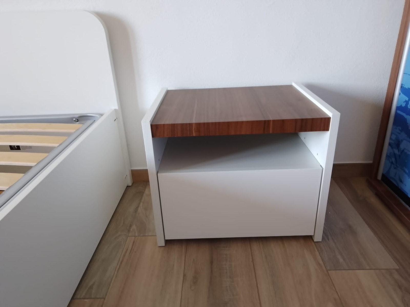 Conveniente Coppia di comodini finitura Bianco Opaco e Noce Dark, guide ammortizzate