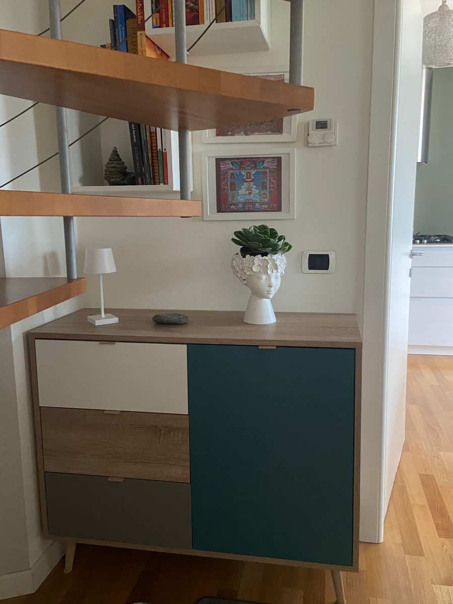 Credenza Madia di design con gambe in legno, 1 anta 3 cassetti, finitura Quercia, Bianca, Petrolio e Grigia
