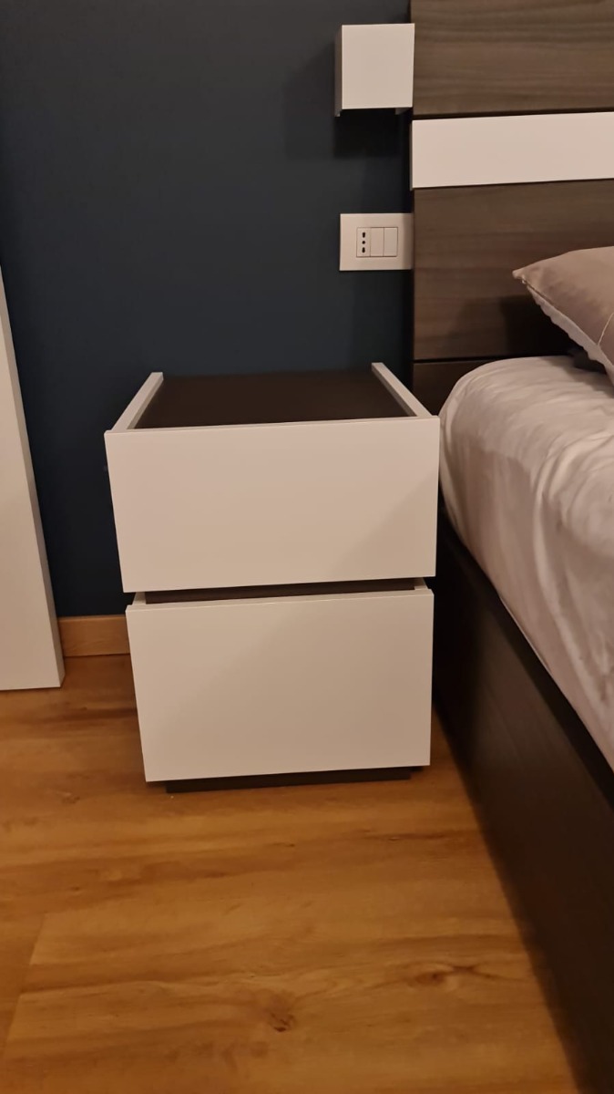 Moderna Coppia comodini stretti in finitura Bianco opaco e Noce moro