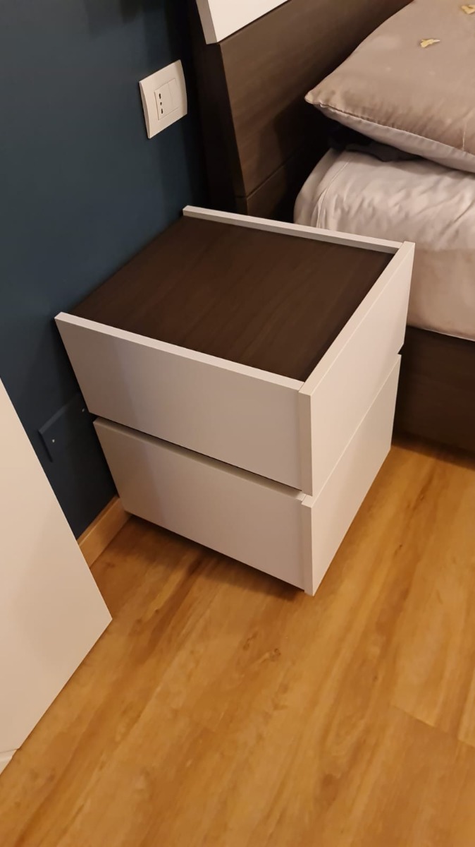 Moderna Coppia comodini stretti in finitura Bianco opaco e Noce moro