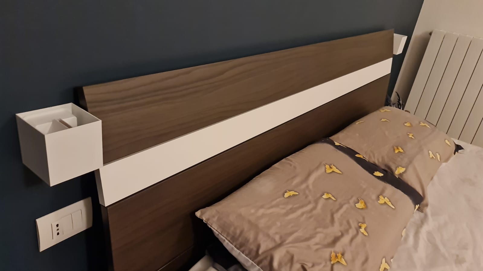 Conveniente Letto matrimoniale King size, 180x200, noce moro con inserto bianco opaco