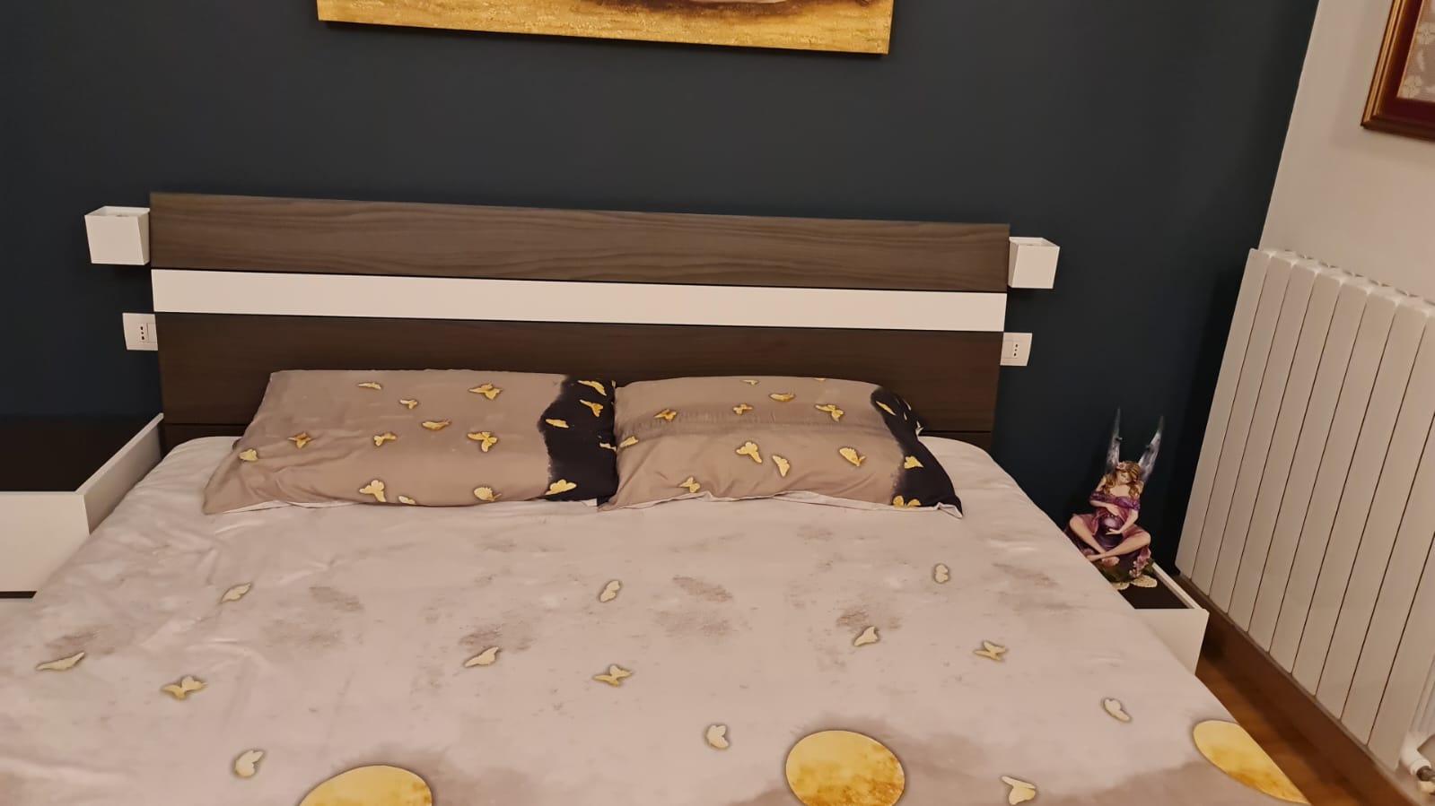 Conveniente Letto matrimoniale King size, 180x200, noce moro con inserto bianco opaco