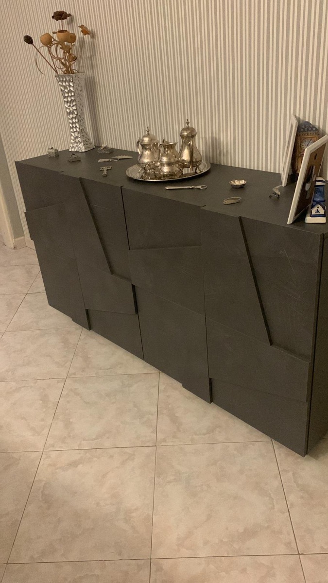 Credenza Madia moderna con 4 ante dal disegno geometrico in finitura Ardesia