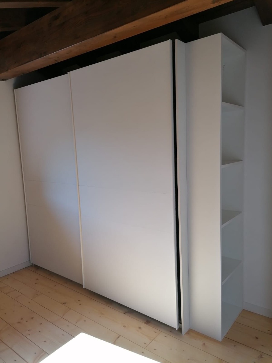 Moderno Armadio scorrevole scontato, bianco opaco, made in Italy