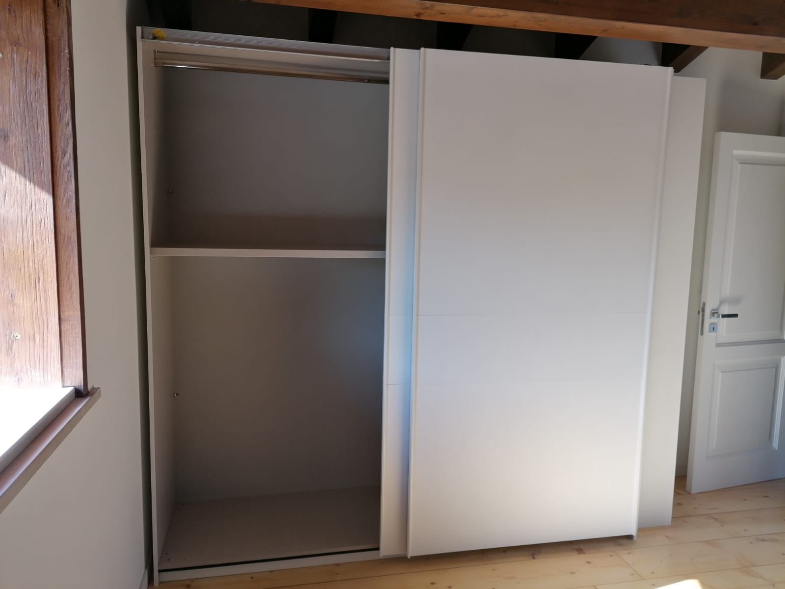 Moderno Armadio scorrevole scontato, bianco opaco, made in Italy