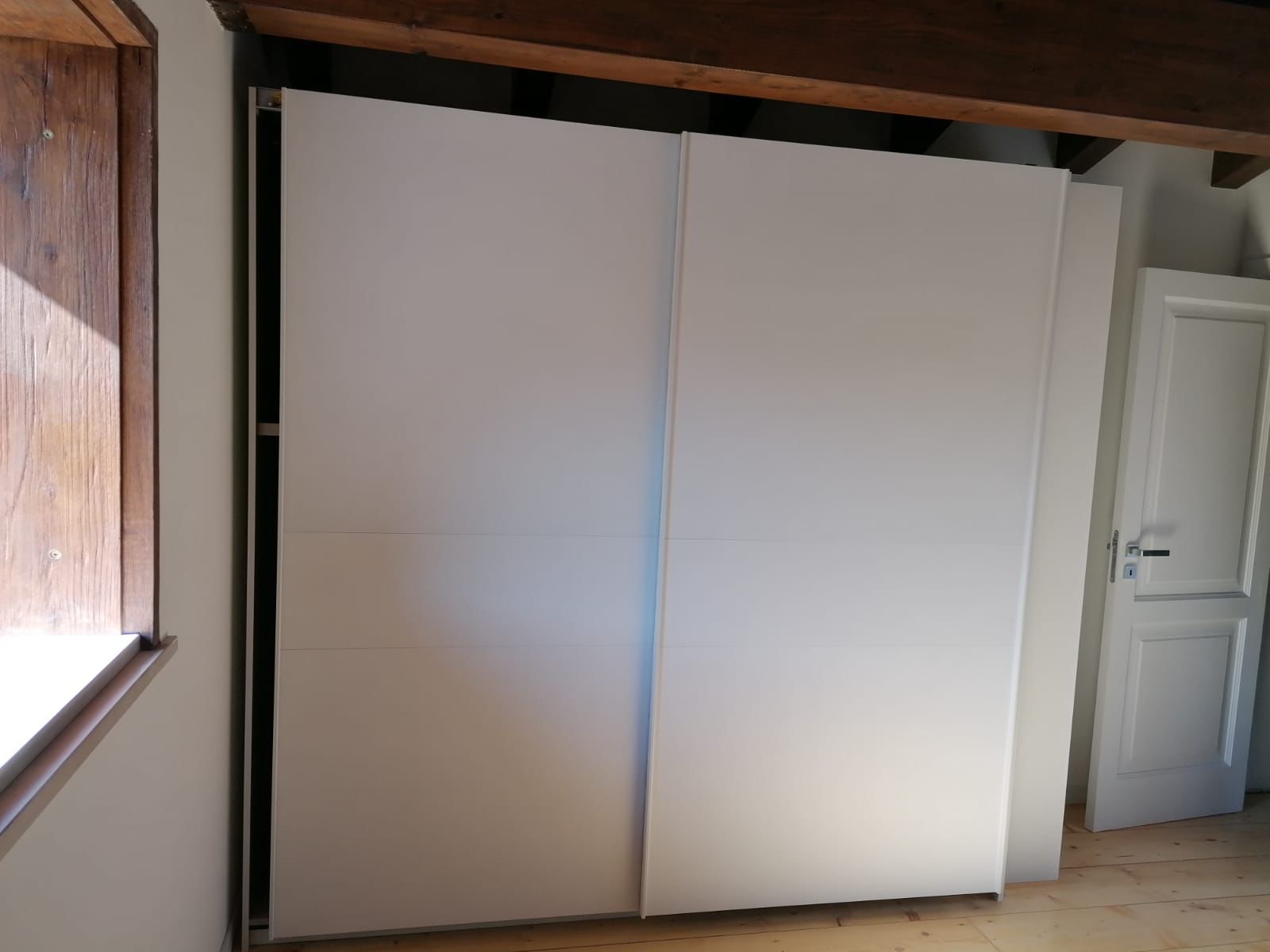 Moderno Armadio scorrevole scontato, bianco opaco, made in Italy