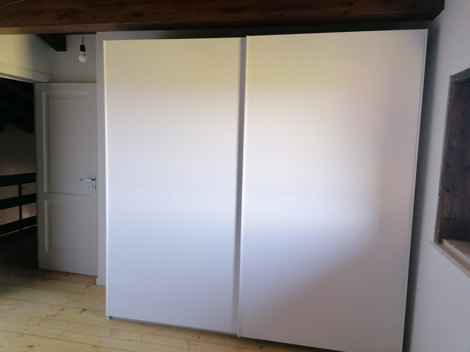 Moderno Armadio scorrevole scontato, bianco opaco, made in Italy