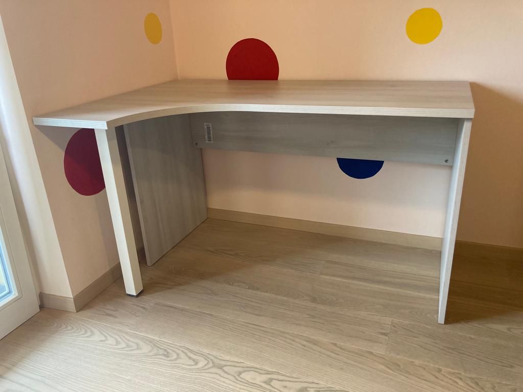 Moderna Scrivania moderna con gamba in metallo in finitura Ciliegio Bianco