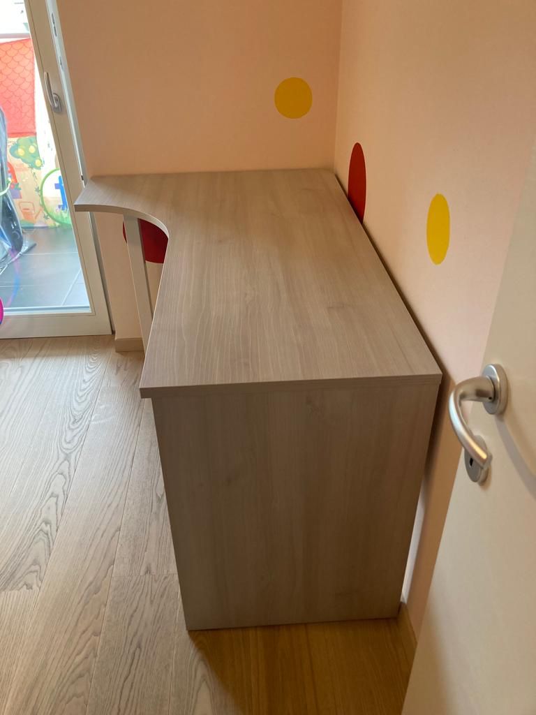 Moderna Scrivania moderna con gamba in metallo in finitura Ciliegio Bianco