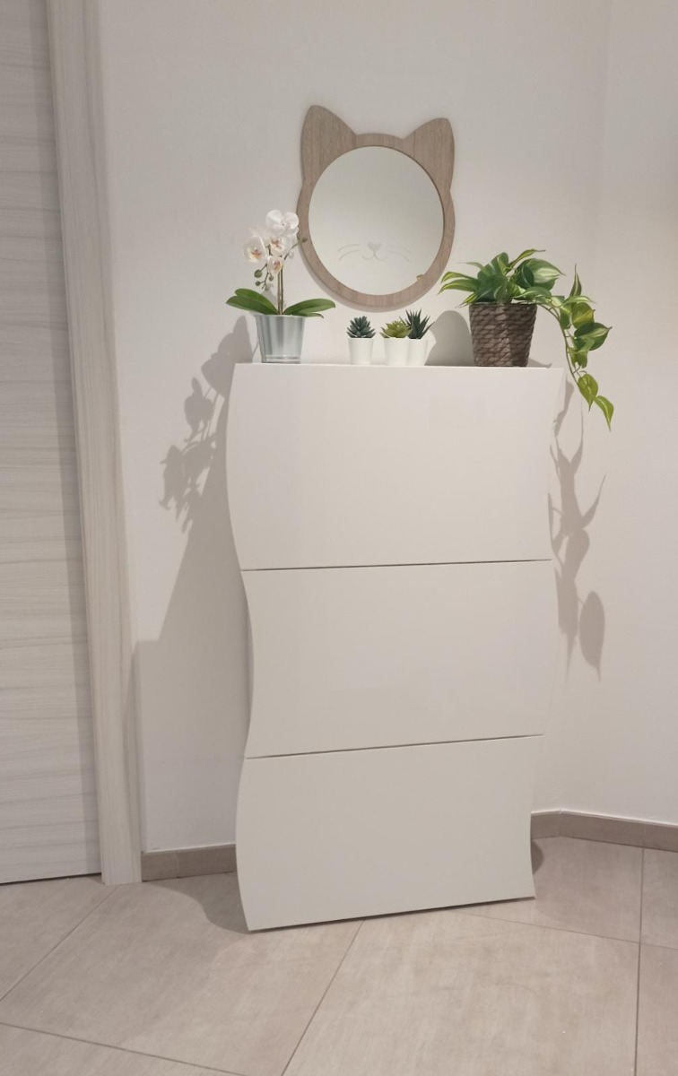 Scarpiera sagomate bianco laccato lucido, linea onda