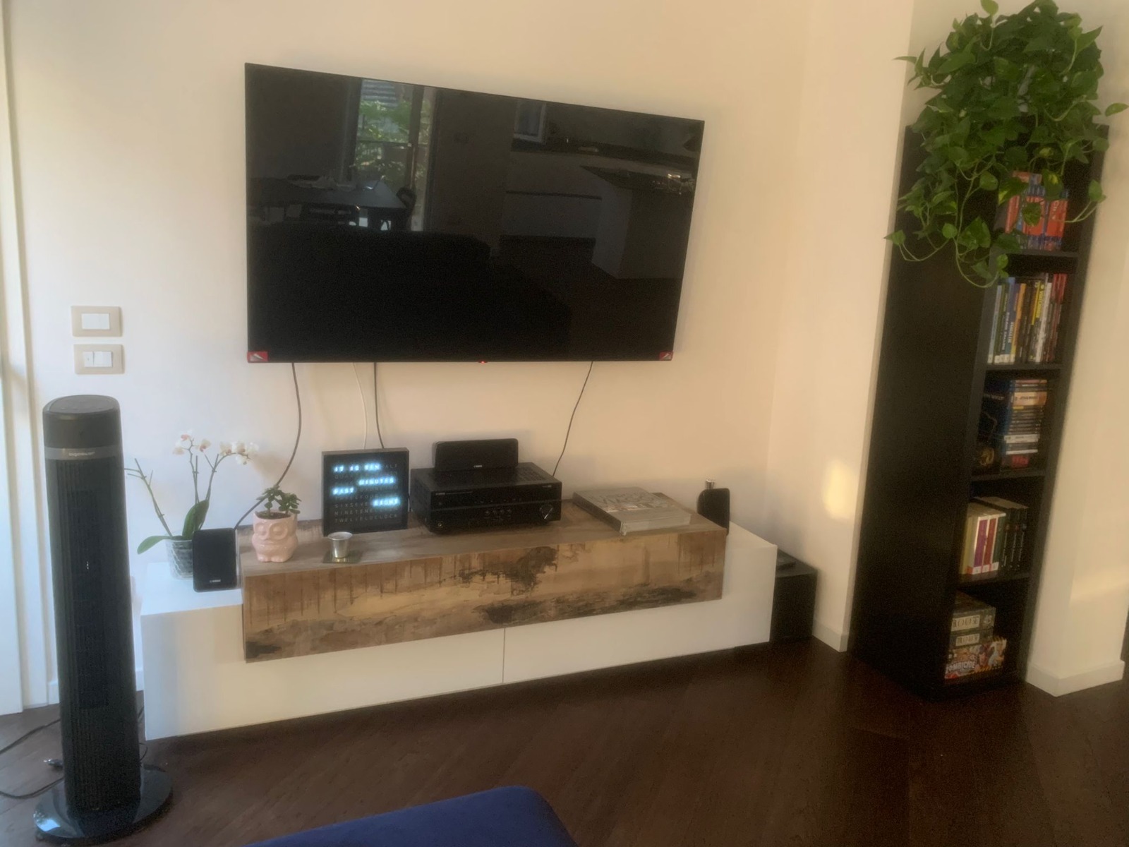 Conveniente Mobile porta tv moderno L.200 con 3 ante in finitura Bianco lucido e Pero