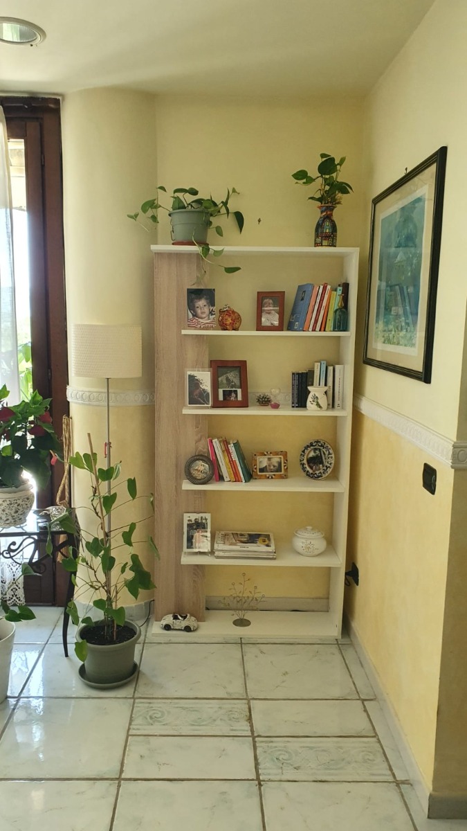 Moderna Libreria di design 5 ripiani, bianco artik e rovere canadian