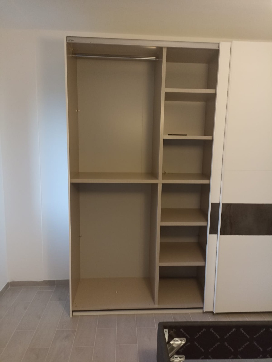 Mobile Conveniente Armadio moderno con ante scorrevoli L.275, Bianco Opaco con fascia Ossido