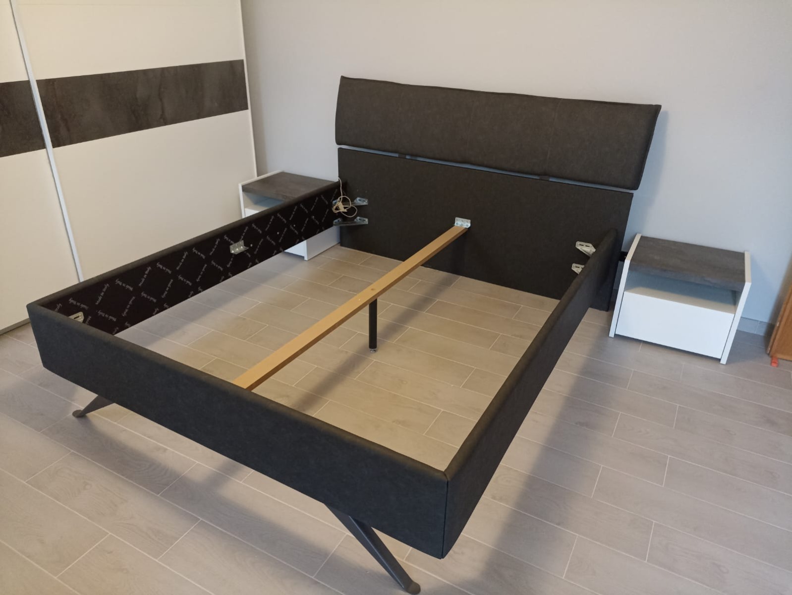 Conveniente Letto imbottito Titanium in ecopelle antracite