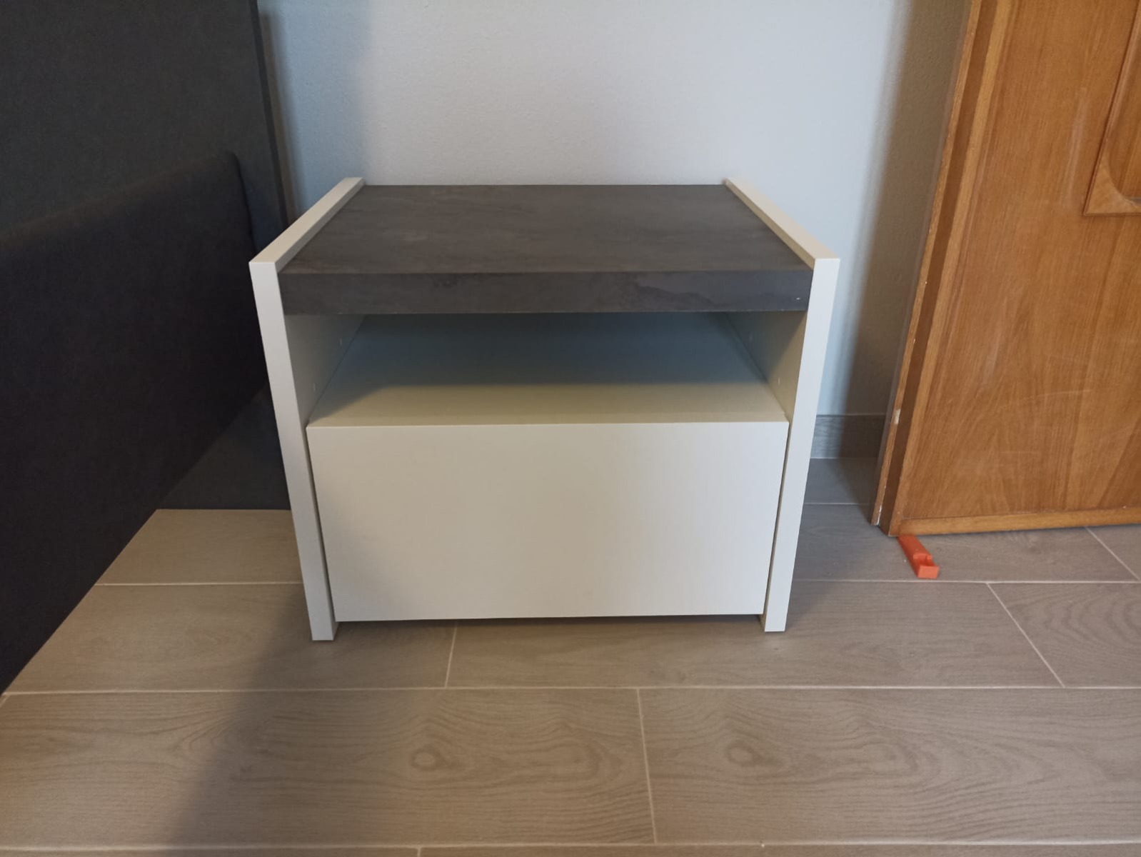 Conveniente Coppia di comodini finitura Bianco Opaco e Ossido, guide ammortizzate