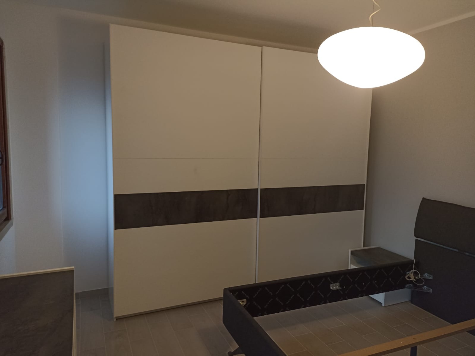 Mobile Conveniente Armadio moderno con ante scorrevoli L.275, Bianco Opaco con fascia Ossido