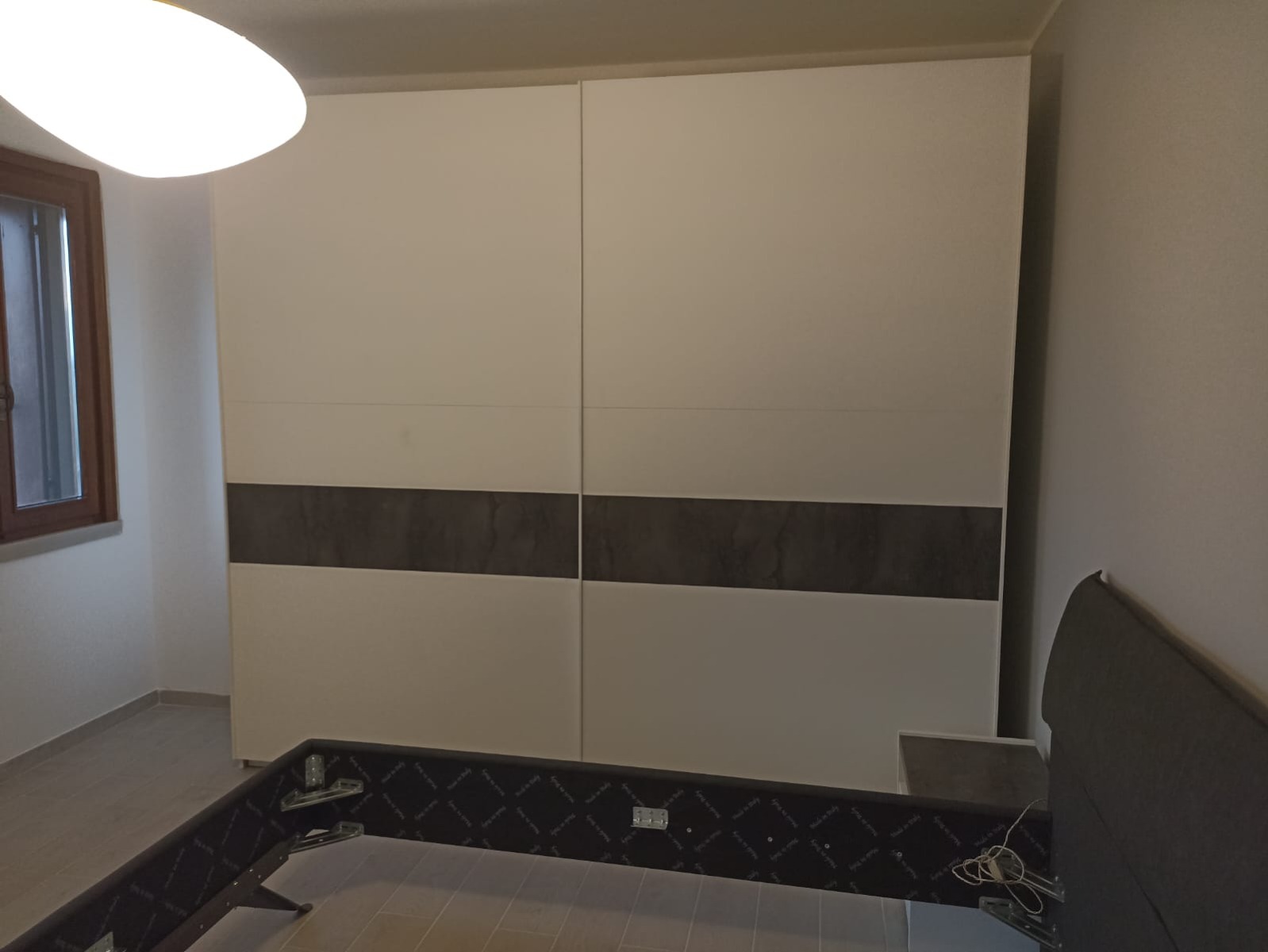 Mobile Conveniente Armadio moderno con ante scorrevoli L.275, Bianco Opaco con fascia Ossido