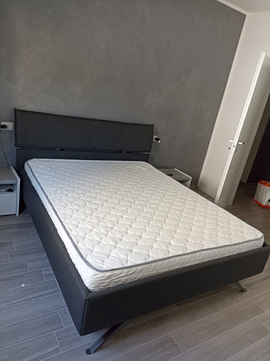 Elegante Letto imbottito Titanium in ecopelle antracite