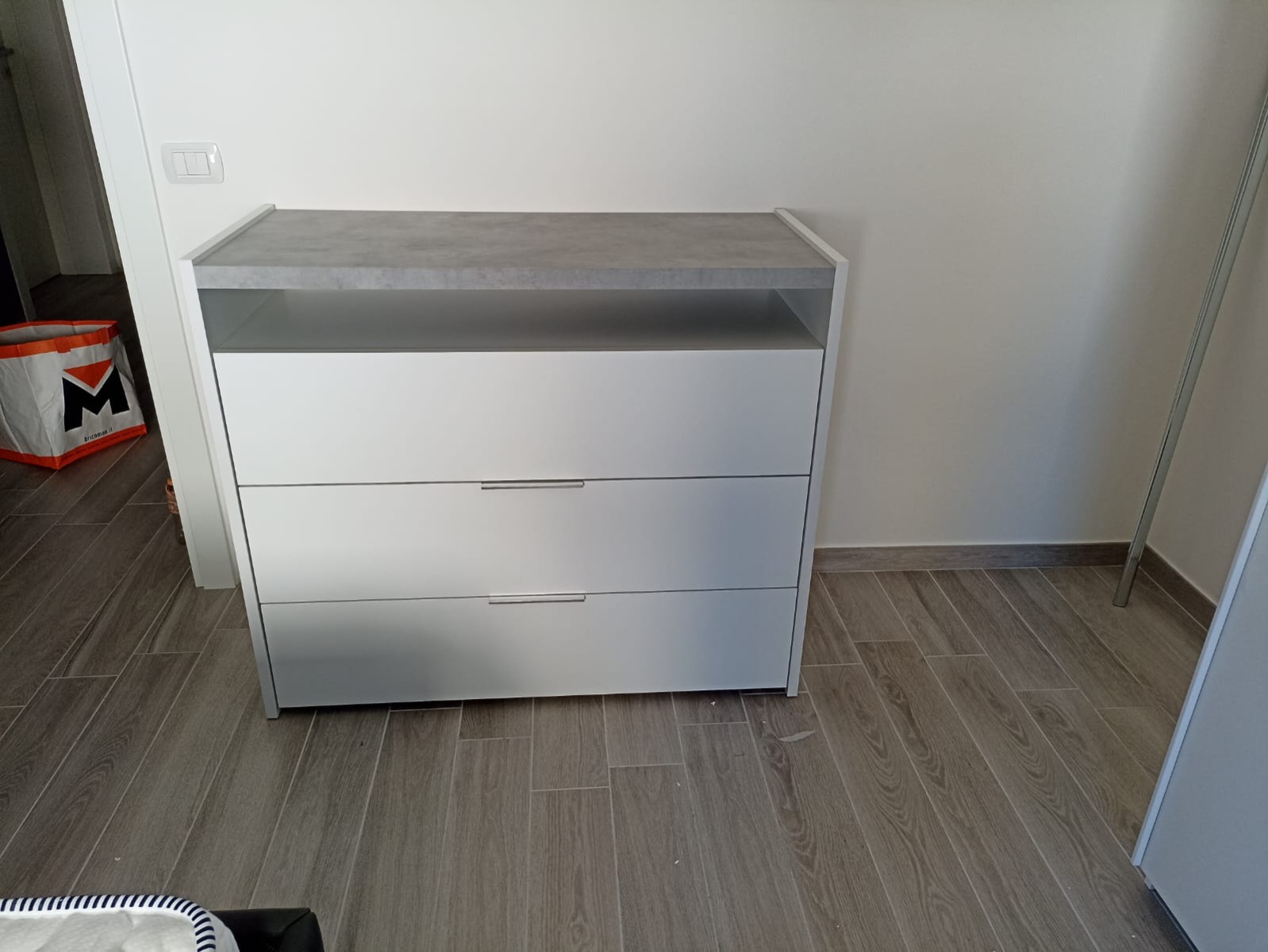 Conveniente  Comò moderno 3 cassetti, finitura Bianco opaco e Beton. Guide ammortizzate