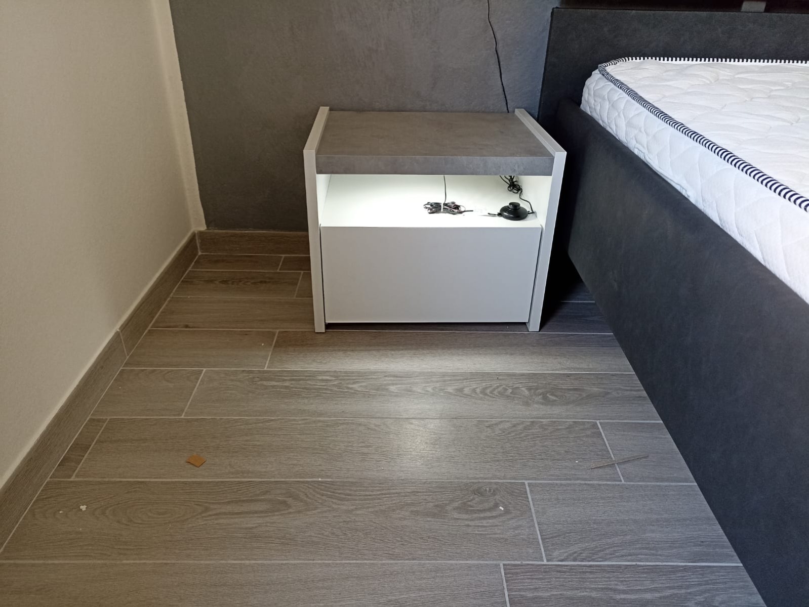 Economica Coppia di comodini finitura Bianco Opaco e Beton, guide ammortizzate