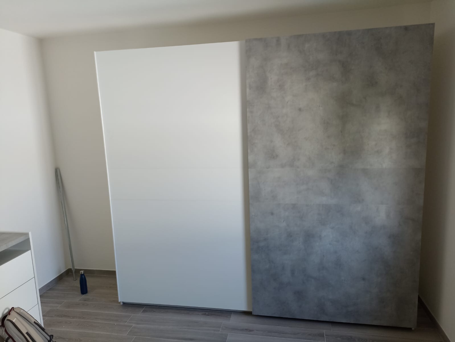 Nuovo Armadio 2 ante scorrevoli, conveniente e moderno, colori Bianco opaco e Beton