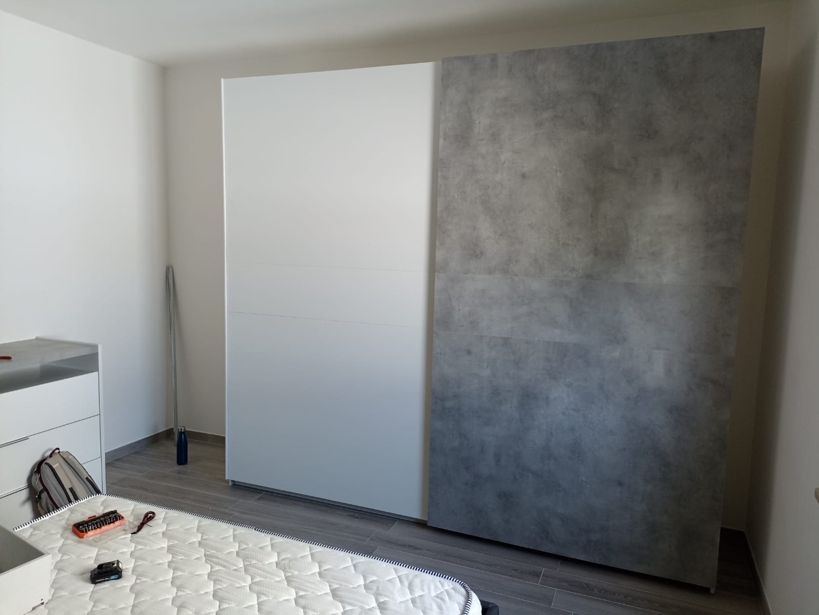 Nuovo Armadio 2 ante scorrevoli, conveniente e moderno, colori Bianco opaco e Beton