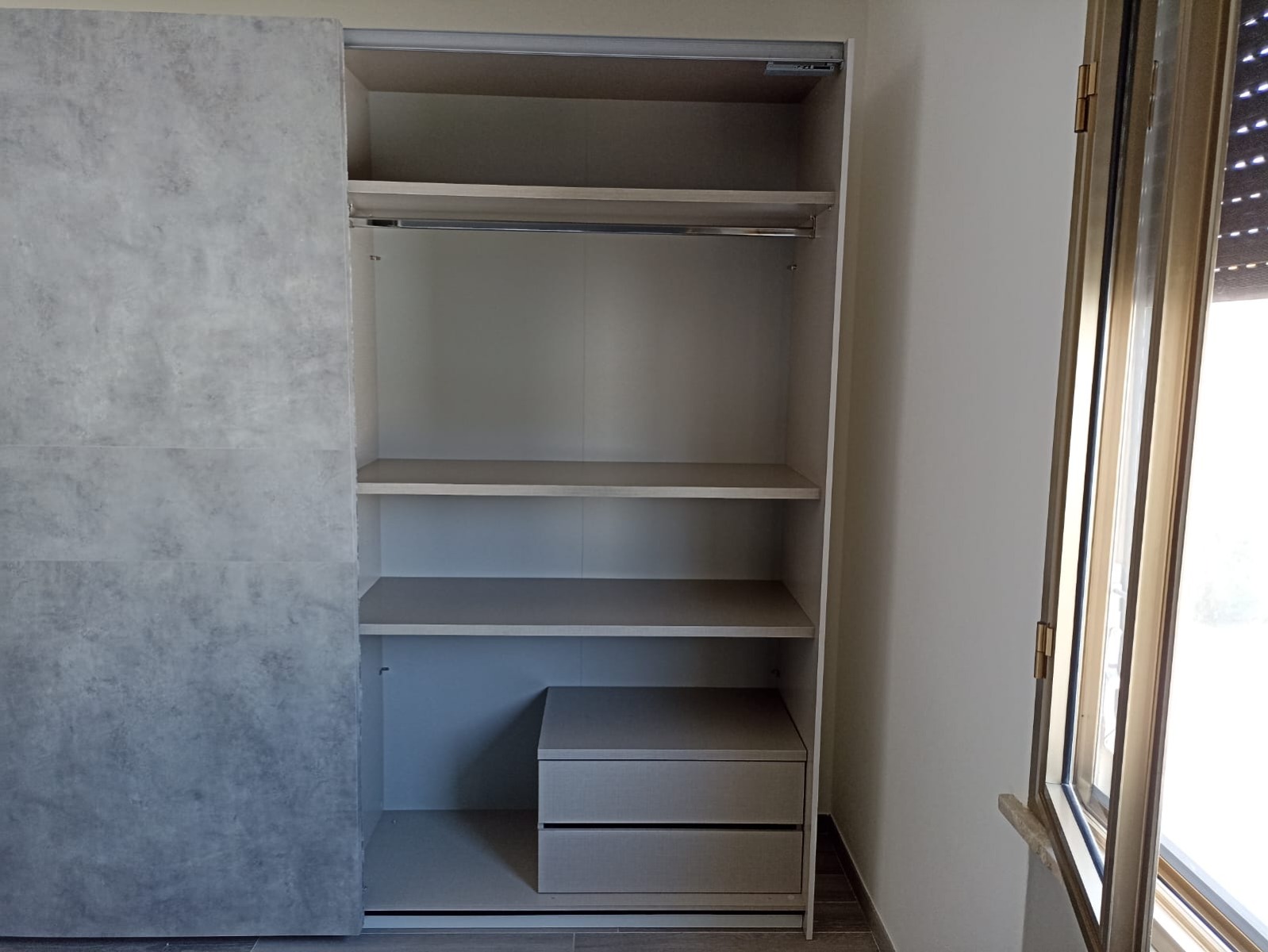 Nuovo Armadio 2 ante scorrevoli, conveniente e moderno, colori Bianco opaco e Beton