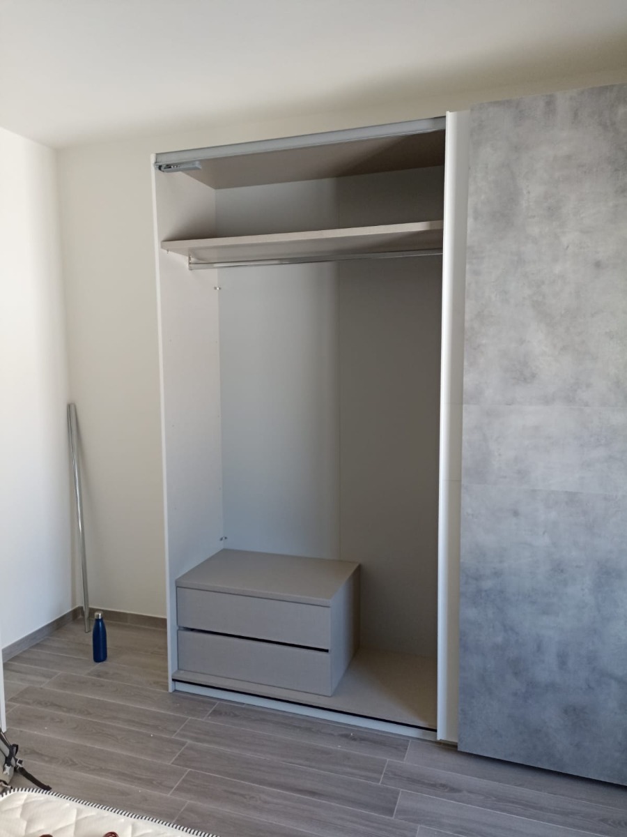 Nuovo Armadio 2 ante scorrevoli, conveniente e moderno, colori Bianco opaco e Beton
