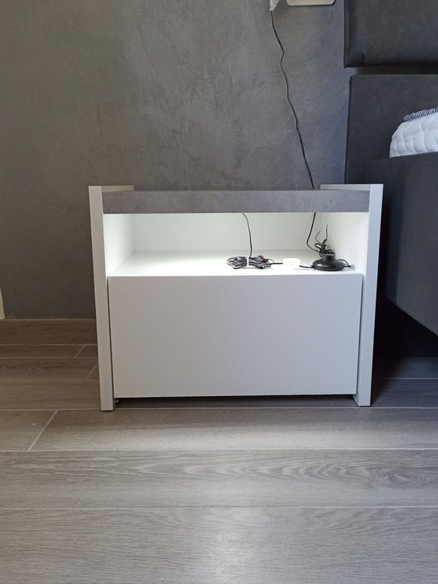 Economica Coppia di comodini finitura Bianco Opaco e Beton, guide ammortizzate