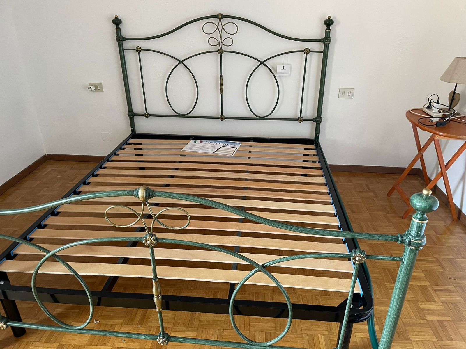 Eleganti Letti in ferro moderno Nigusil, in Verde decapè