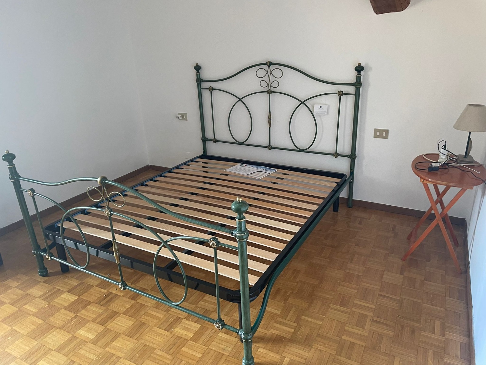 Eleganti Letti in ferro moderno Nigusil, in Verde decapè