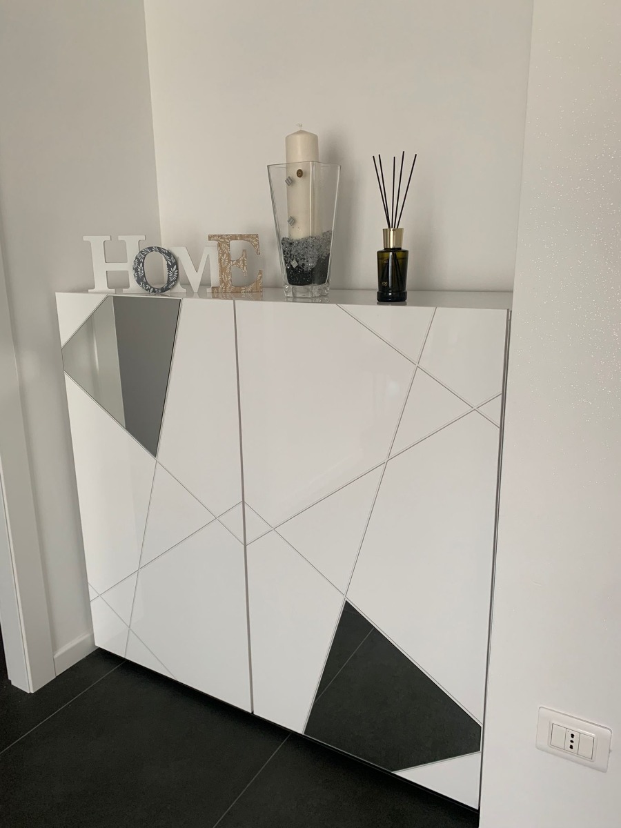 Credenza Madia moderna serigrafata con 2 ante e specchi in finitura Bianco lucido