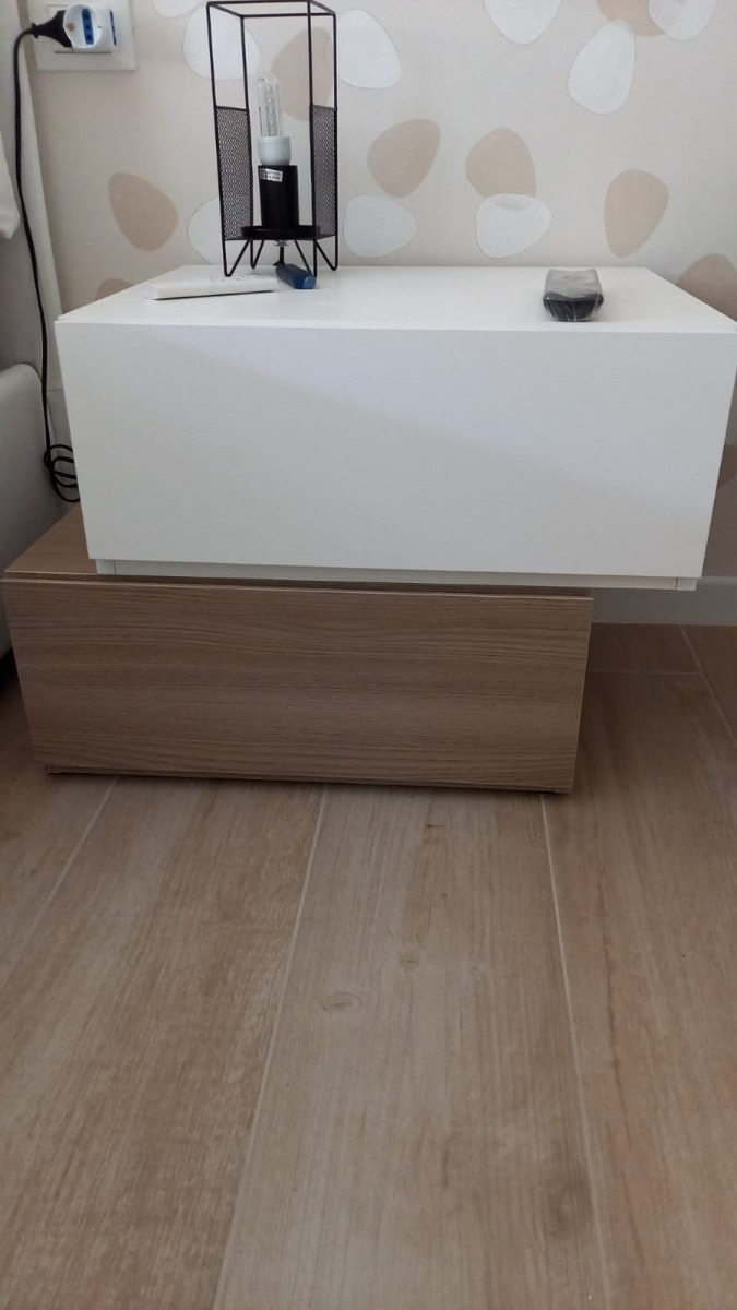 Elegante e moderno Comodino particolare con 2 cassetti  di alta qualità in finitura Frassinato bianco e Olmo