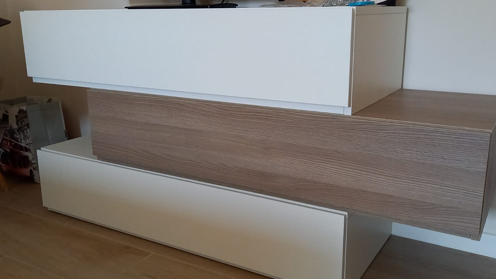 Elegante Comò particolare con 3 cassetti  di alta qualità in finitura Frassinato bianco e Olmo