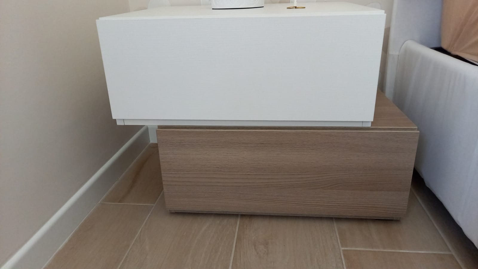 Elegante e moderno Comodino particolare con 2 cassetti  di alta qualità in finitura Frassinato bianco e Olmo