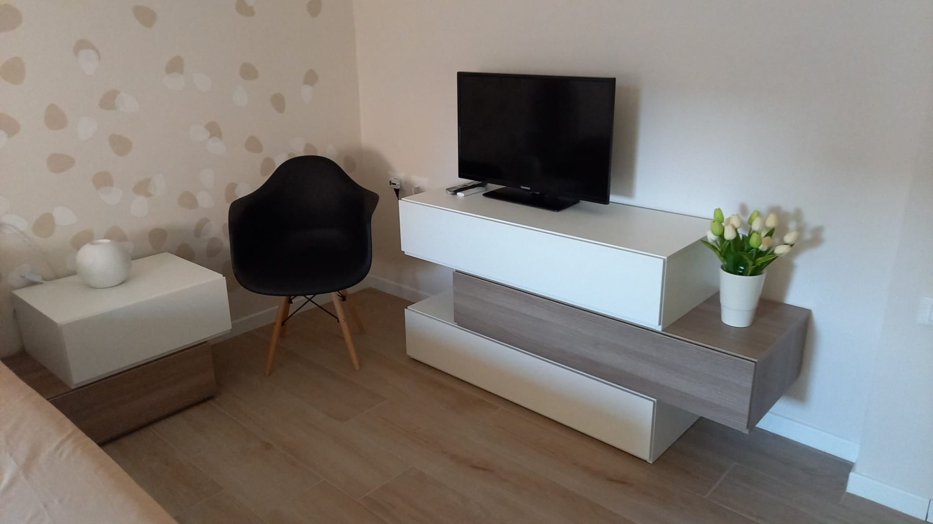 Elegante e moderno Comodino particolare con 2 cassetti  di alta qualità in finitura Frassinato bianco e Olmo