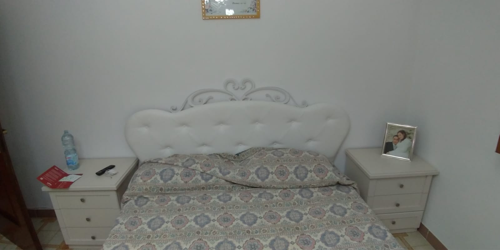 Elegante Letto matrimoniale con fregio a cuore e testata imbottita,  Bianco 