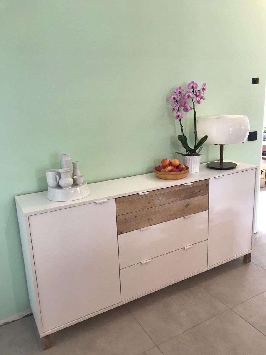 Mobile Madia Kilsbo con 2 ante e 3 cassetti in finitura Bianco opaco e Legno vecchio