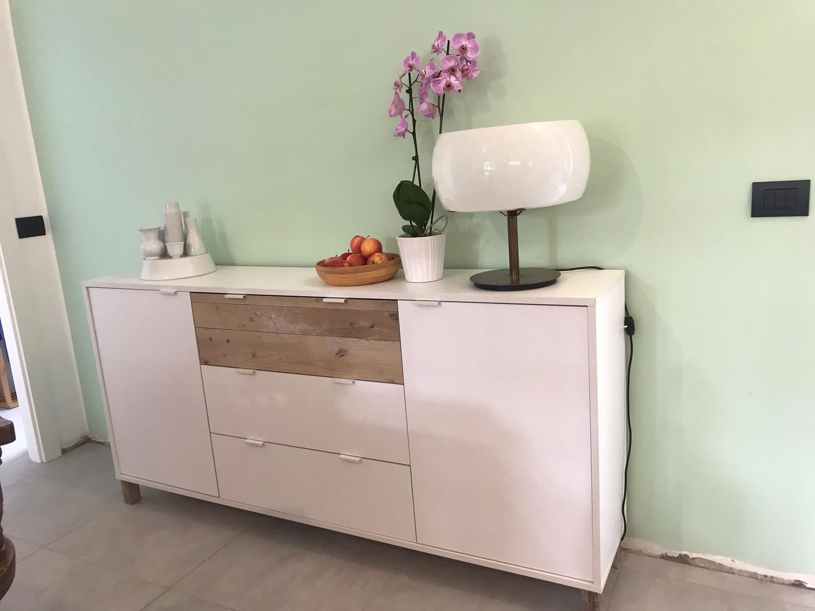 Mobile Madia Kilsbo con 2 ante e 3 cassetti in finitura Bianco opaco e Legno vecchio