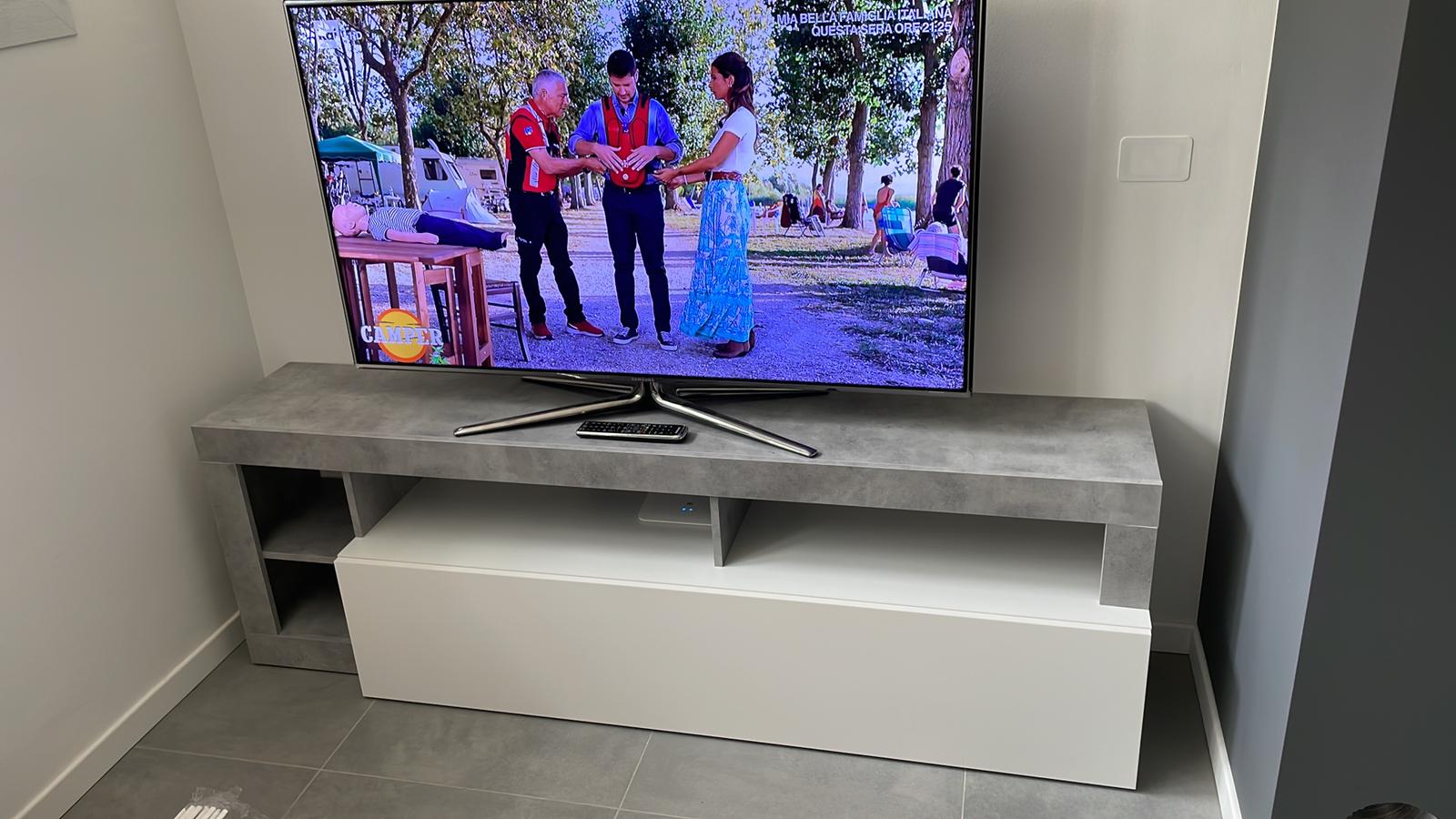 Mobile Porta Tv moderno in finitura bianco laccato lucido e Cemento