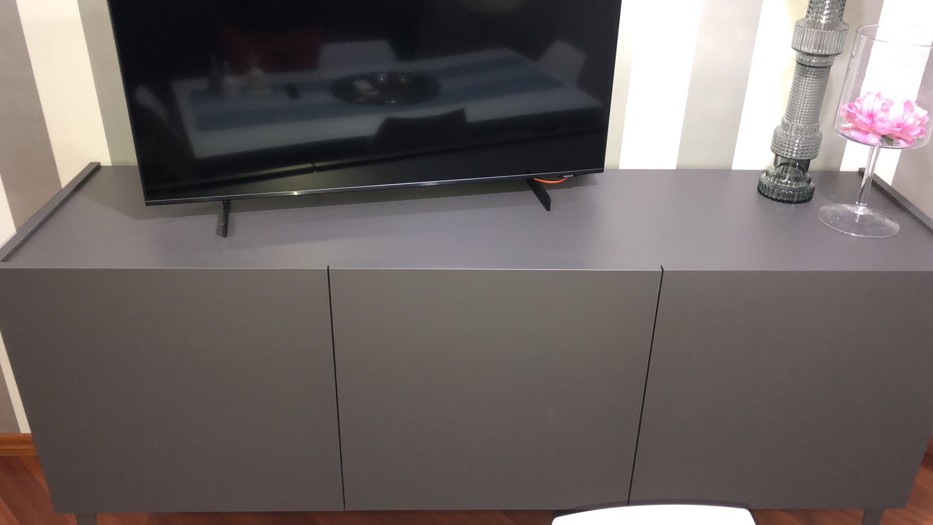 Mobile Credenza Moderna, Madia di design, 3 ante, Grigio Opaco con piedini