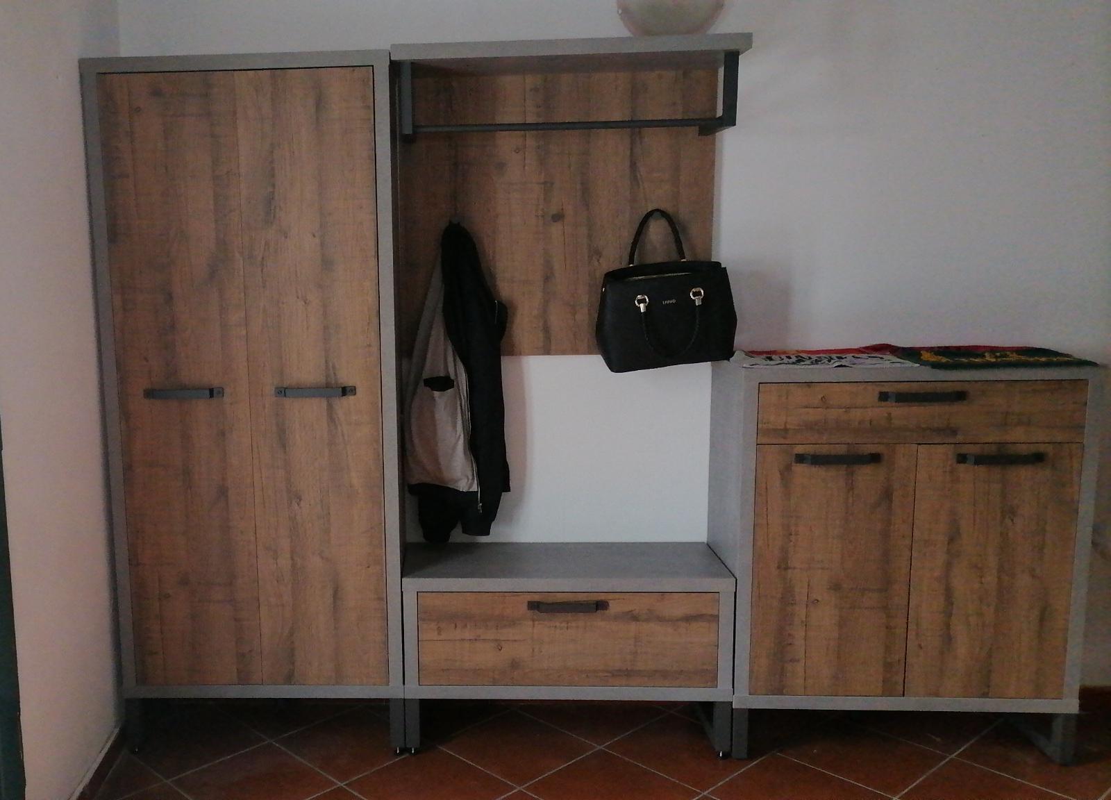 Innovativa Composizione d'ingresso Industry con Armadio, Panca e Scarpiera, Cemento e Rovere invecchiato