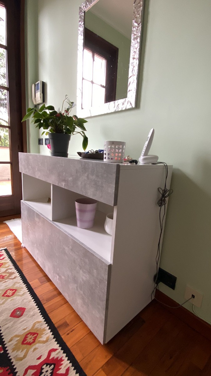 Credenza Madia moderna, 1 anta ribalta 1 cassetto, finitura Bianco laccato lucido e Beton