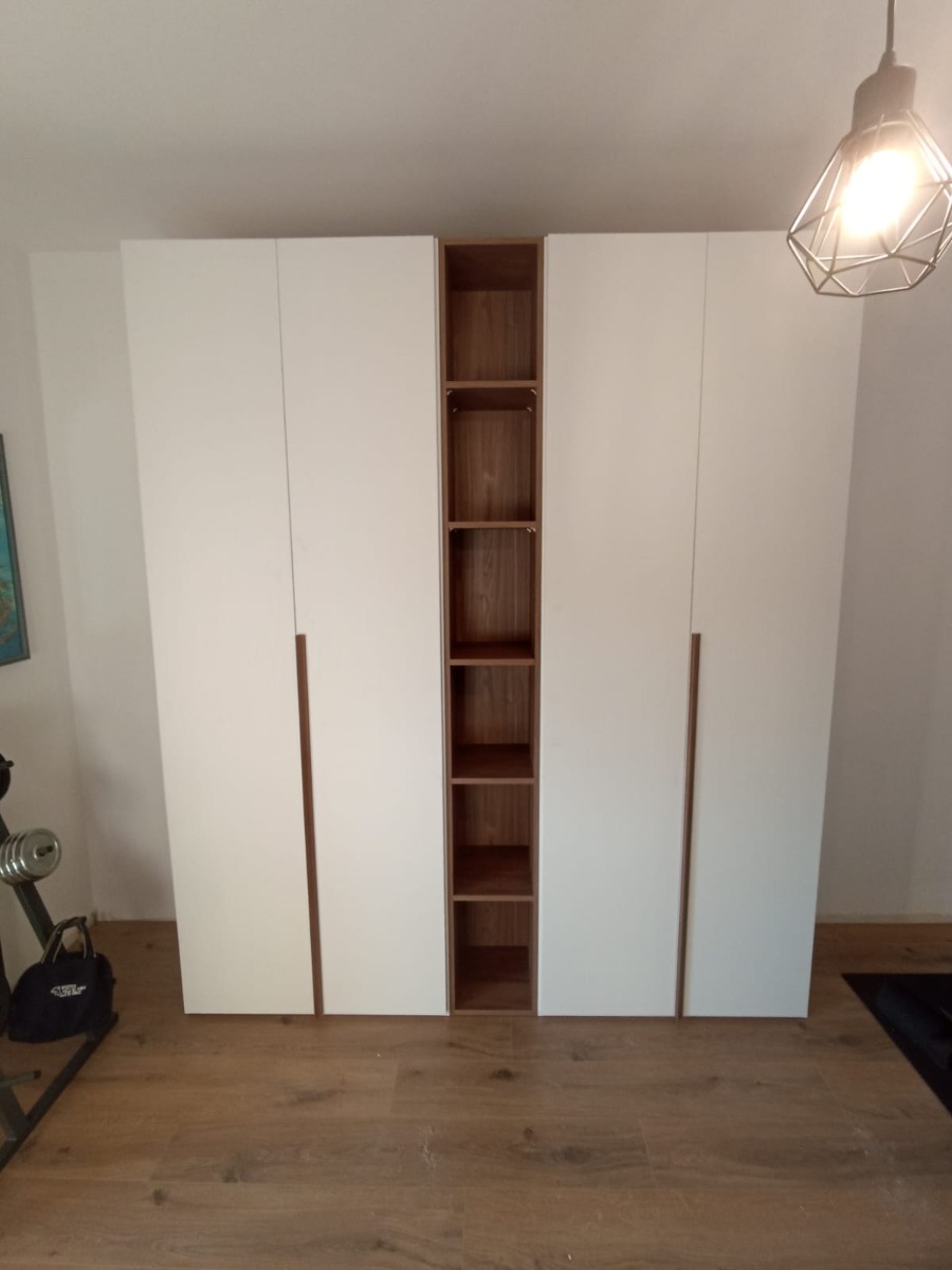 Moderno Armadio scontato 4 ante battenti con libreria, finitura Noce bianco 